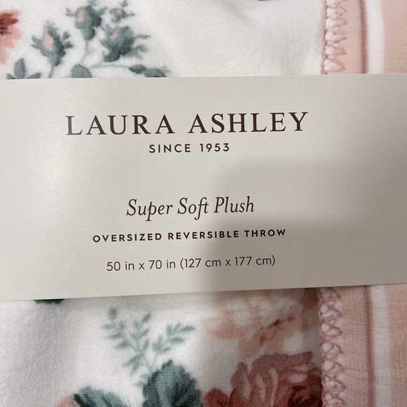 Laura Ashley Oversized Reversible Plush Throw - Picture 4 of 4